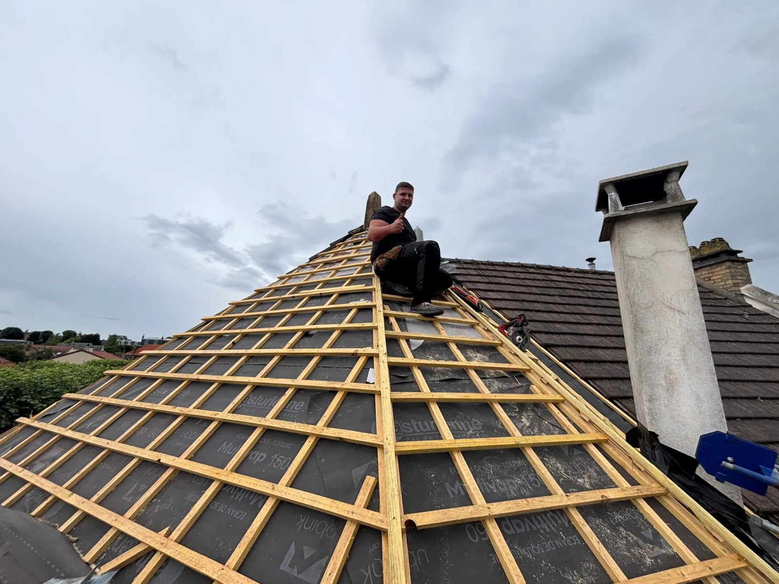 Pose de liteaux et écran sous-toiture sur une charpente en rénovation