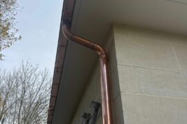 Pose de gouttières en cuivre de forme carrée